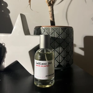 LeBlanc Eau de Parfum - Accepterar byten ! Säljer en elegant flaska LeBlanc 240 Eau de Parfum. Flaskan är genomskinlig med en stilren etikett och en silverfärgad kork. Doften är subtil och sofistikerad, perfekt för den som söker något unikt. Passar utmärkt som en gåva eller för egen användning. 