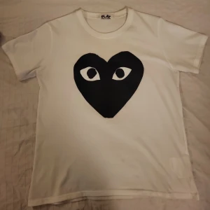 Vit t-shirt från Comme des Garçons - Säljer en vit t-shirt från Comme des Garçons. 100% ull, storlek M, använd ett fåtal gånger pris kan diskuteras.#freeLeif GW🔫