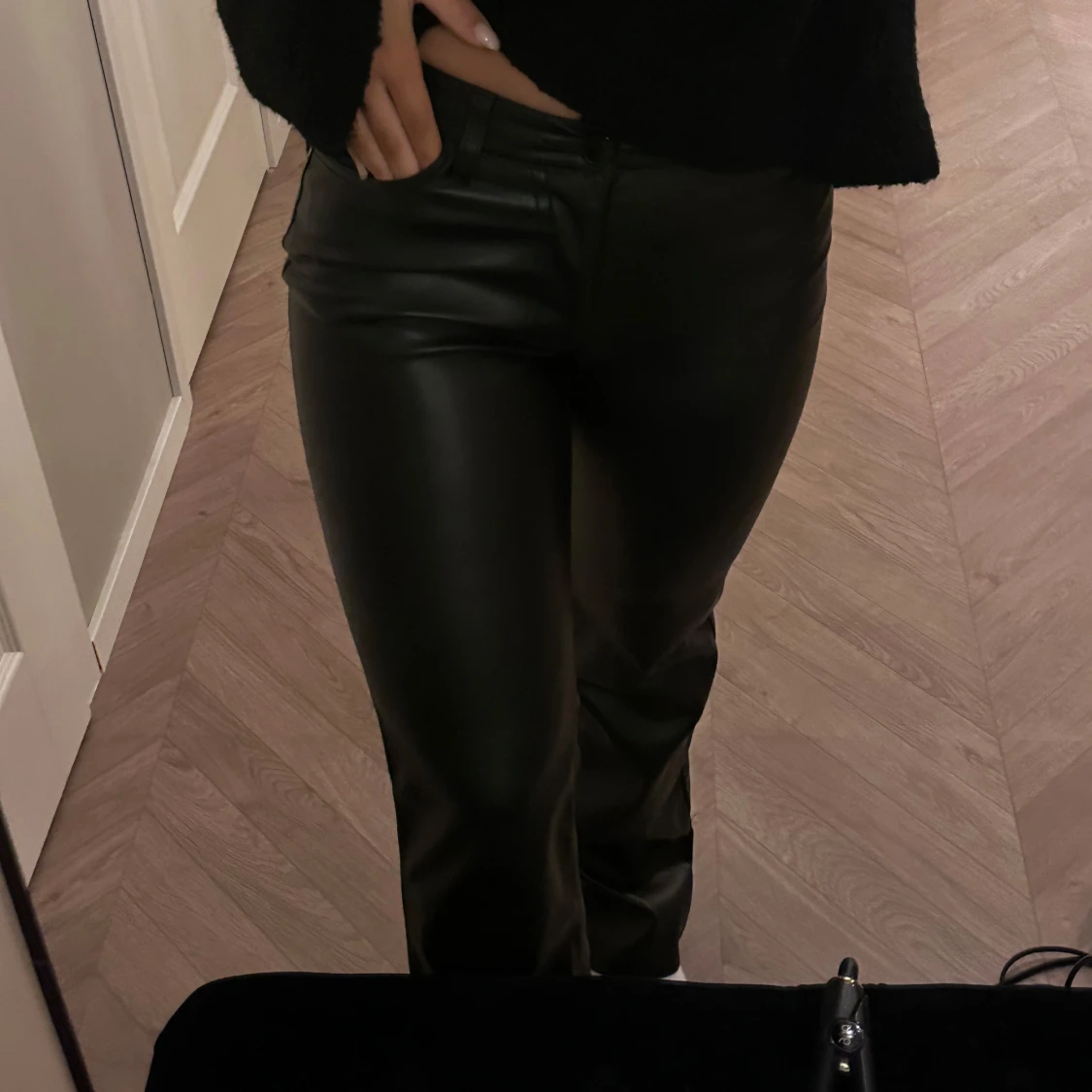 Svarta skinnbyxor