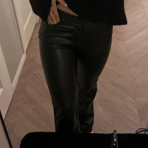 Svarta skinnbyxor - Snygga svarta skinnbyxor som är midwaist och har en rak passform. Riktigt sköna byxor som är i mycket bra skick.