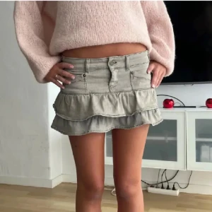 Lågmidjad jeans kjol! - Super sött knappt använd grå jeans kjol, så snygg!❤️‍🔥❤️‍🔥
