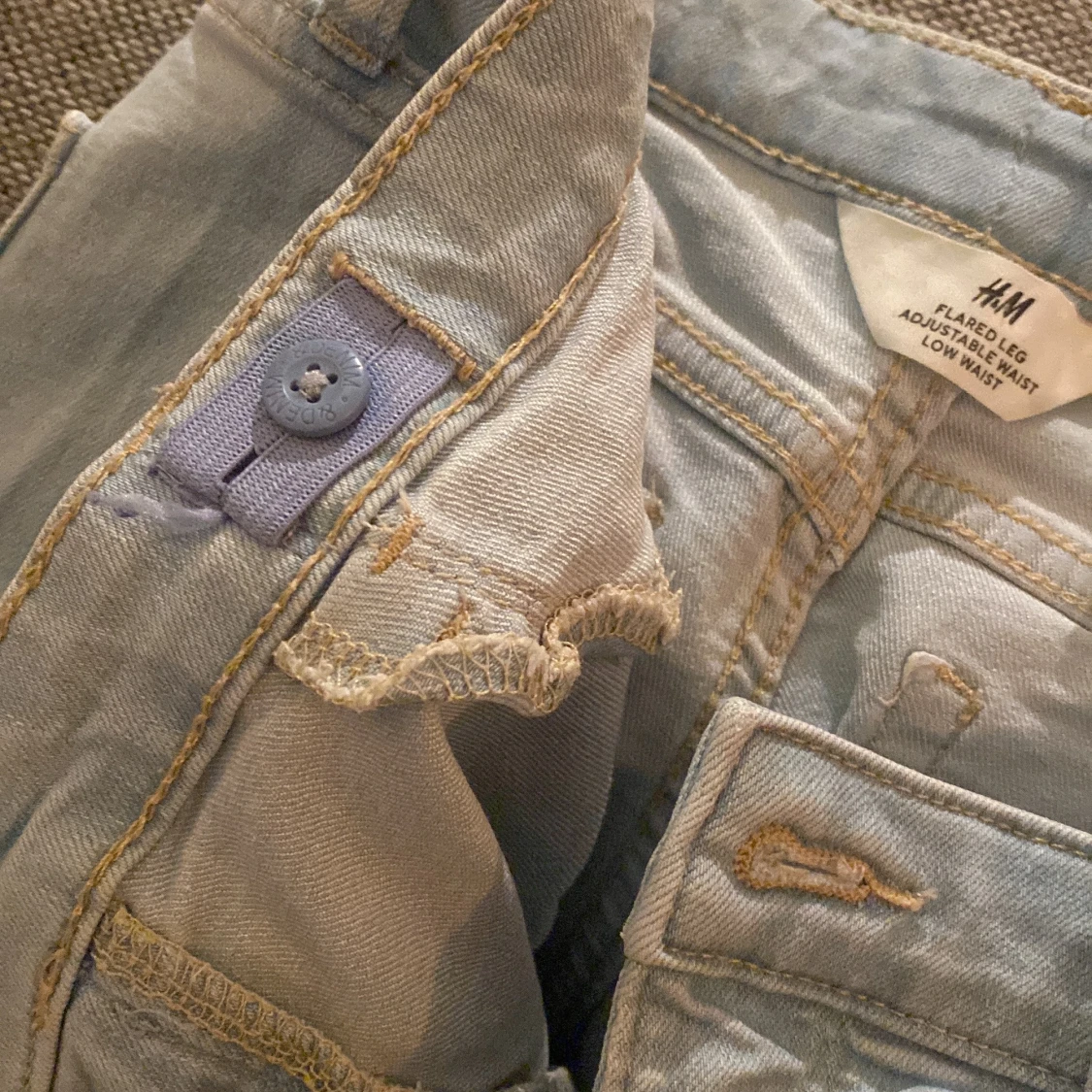 Ljusblå byxor som är low waist och boot cut - 92