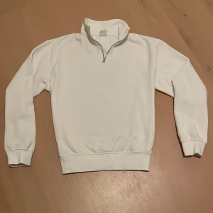 Halfzip från Zara - Säljer en stilren vit Halfzip från Zara. Perfekt för en stilren look. Halfzippen är i nyskick. Har endast testat på. Priset är inte spikat i sten! Har av er vid minsta lilla fundering!