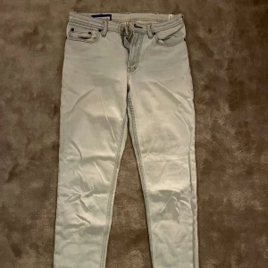 Ljusblå/vita jeans från Blå Konst Acne - Snygga beige jeans från Blå Konst med en klassisk femficksdesign. Stuprörsmodell med medelhög midja. Perfekta för en stilren look.