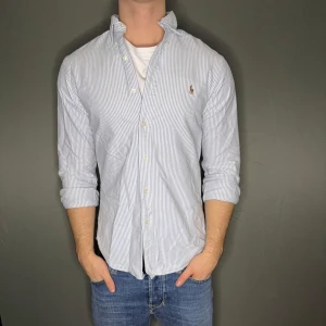 Ralph lauren skjorta - Hej säljer nu min fina Ralph Lauren skjorta i storlek M. Den är i nyskick och kommer vara otroligt snygg i höst/vinter. Nypris cirka 1500kr! Vi kommer att sälja liknande produkter nu närmare vinter så glöm inte följa profilen!🌊🍾