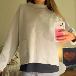 Stickad tröja - Snygg stickad tröja från Carin Wester❤️har en ficka på ena sidan och är en gammal modell. inte i helt perfelt skick men bra behandlad. Kan möjligen vara lite missfärgad men det är absolut inget man ser. Går ner i pris om jag behöver. 