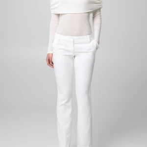 Vita kostymbyxor - vita kostymbyxor med låg midja jätte fint skick då de aldrig kommer till användning därför säljer jag. Storlek 36 men sitter som en 34. FRÅN BIKBOK😊