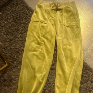 Gula mjukisbyxor med snörning - Säljer ett par bekväma gula mjukisbyxor med snörning i midjan. Byxorna har praktiska fickor framtill och är perfekta för en avslappnad stil.