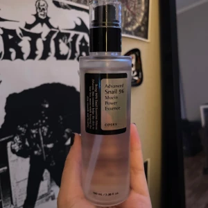 COSRX Advanced Snail 96 Mucin Power Essence - En återfuktande essence från COSRX med 96% snigelsekretfiltrat. Perfekt för att ge huden en boost av fukt och näring. Kommer i en praktisk pumpflaska som rymmer 100 ml. !Använd 2 gånger!