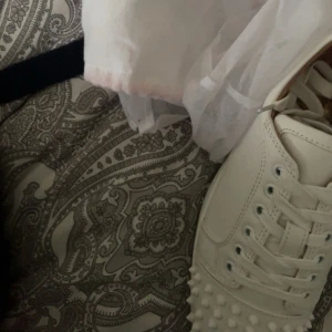 louboutin skor - säljer nu mina louboutin sneakers, använt några månader till och från och köpte dessa i somras. Dom är i storlek 38 men passar lika bra till dig som har storlek 39. Hör av er vid frågor eller liknande💓😊