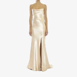 Champagnefärgad sidenklänning - Elegant champagnefärgad långklänning i siden med smala axelband och öppen rygg. Klänningen har en slits framtill och knytband i ryggen. Den är insydd hos sömmerska och använd 1 gång. Skriv för egna bilder