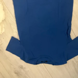 Blå kortärmad tröja - Snygg blå kortärmad tröja i en enkel design. Perfekt för en avslappnad stil. Passar bra till jeans eller chinos.