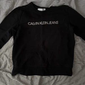 Sweatshirt från Calvin Klein💸 - Snygg svart sweatshirt från Calvin Klein Jeans med deras ikoniska logga tryckt på bröstet. Perfekt för alla tillfällen och ger en stilren look. Passar stl M/S unisex. Lämna bud i dm!💸