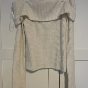 Vit ribbad offshoulder tröja från H&M - Jättefin och gosig tröja från H&M! Aldrig använd så jag säljer den för den inte kommer till användning. Köpt för ungefär 2 månader sedan! 