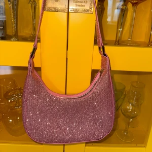 Rosa axelväska - Snygg rosa axelväska med glitter. Perfekt för att ge en extra touch till din outfit.🩷