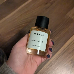 I Am Vanilla Eau de Parfum från Essnce - Upptäck den ljuvliga doften av vanilj med I Am Vanilla Eau de Parfum från Essnce. Denna parfym kommer i en stilren, genomskinlig glasflaska med en svart kork. Perfekt för dig som älskar söta och varma dofter.