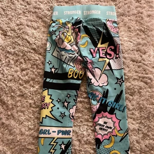 Färgglada leggings från Stronger - Snygga och färgglada leggings från Stronger. SKRIV TILL MIG INNAN NI KLICKAR PÅ KÖP!! 💞💞 Köpte för ca 800kr