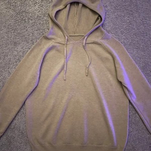 Merinoull Tröja - Helt ny 100% merinoull tröja som inte tillhör något märke, finns inga lappar. Storlek: XS (160cm ish) - Skick: 10/10 - Nypris: Oklart - Vårt pris: 399kr - DM för frågor & funderingar! 🙌🏻