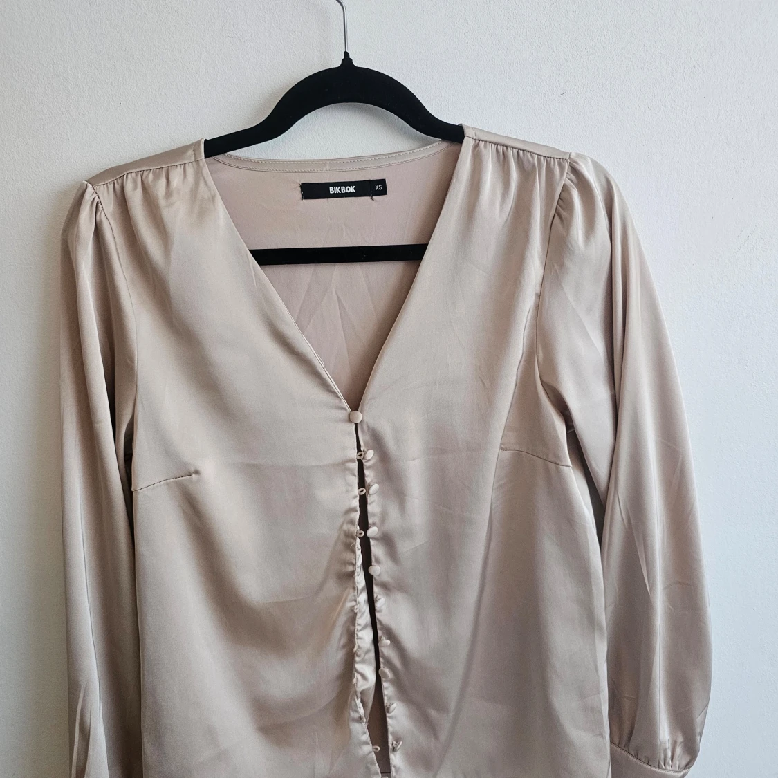 Satinblus i creme färg