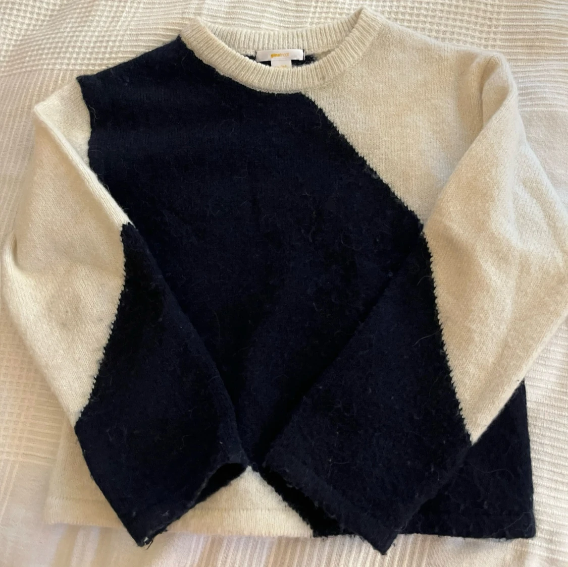 Blå och vit stickad tröja från Gina Tricot - 90