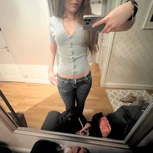 Grå ribbad kortärmad kofta - Säljer en stilren grå ribbad kofta med korta ärmar och knappar framtill. Perfekt till lite kyliga dagar som nu! Gör lite extra till outfiten att koftan är kortärmad och inte långärmad!! Skriv om fu har frågor💗💗