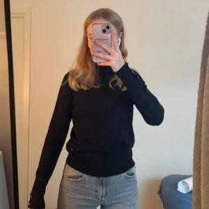 Svart polotröja - svart polotröja från Lindex Holly & Whyte kollektion. Storlek S Fint skick!