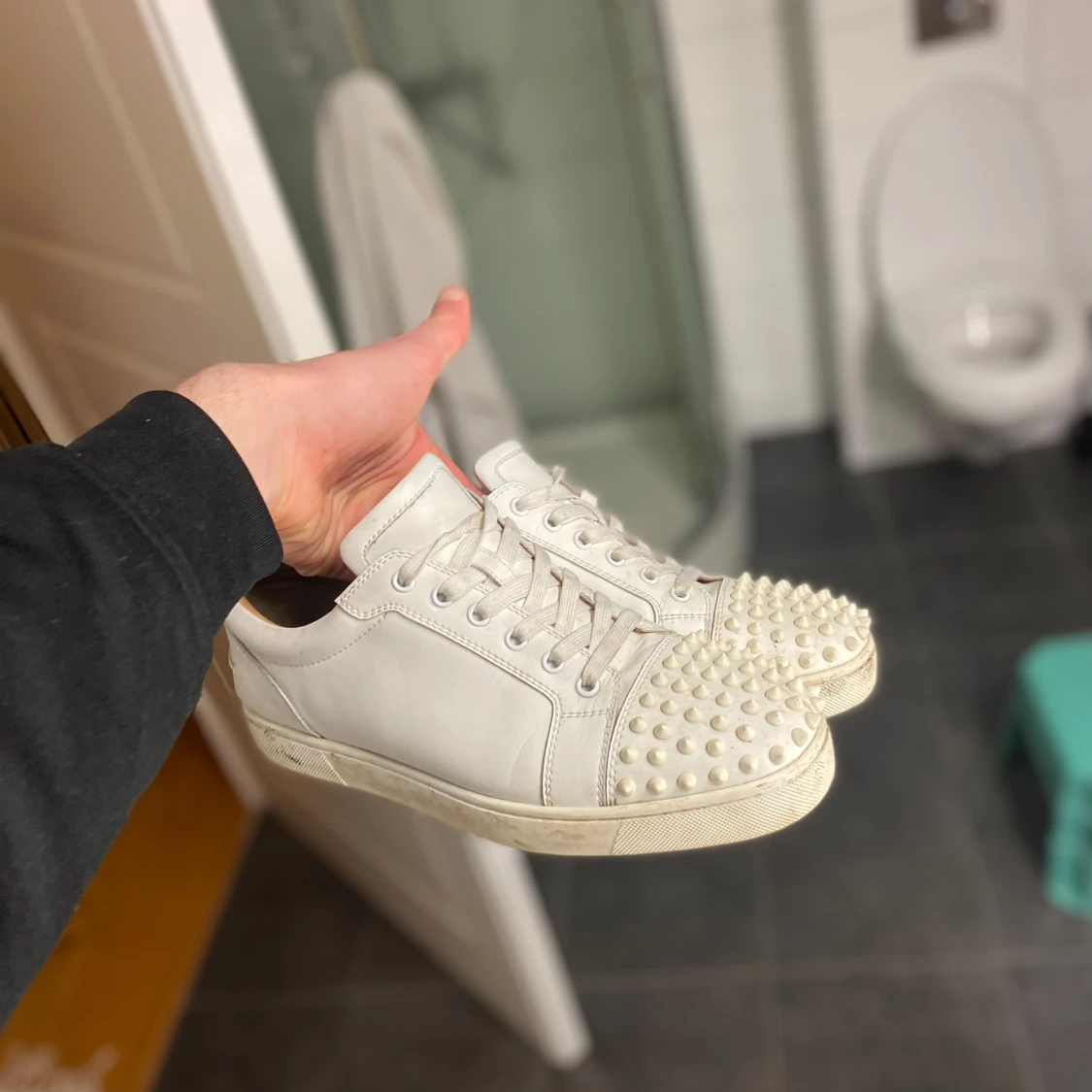 Vita sneakers med nitar