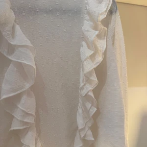 Vit blus/topp gina - Jättefin vit blus från gina, nytt skick 