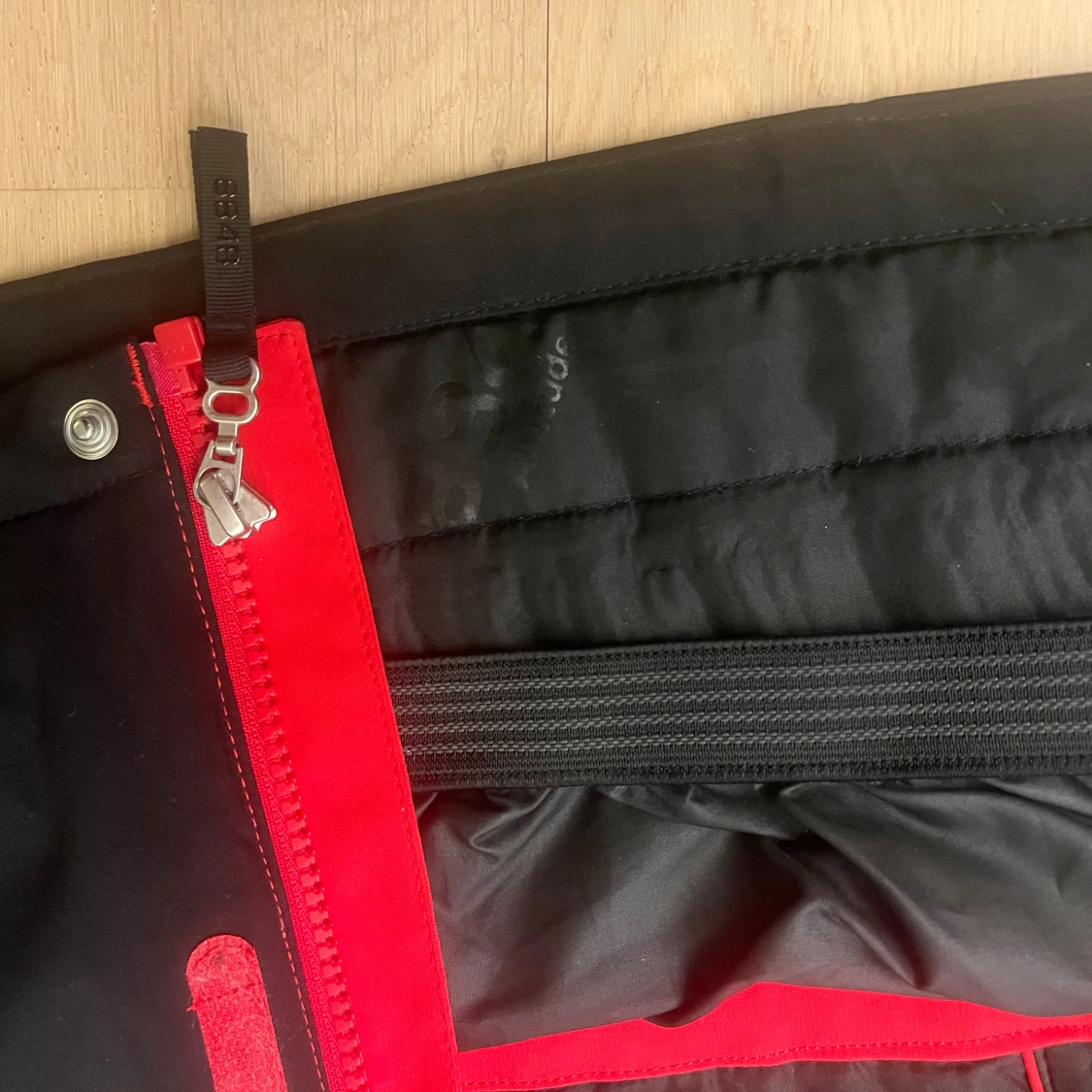 Svart, vit och röd skid jacka från 8848 Altitude, 140 cm  - 93