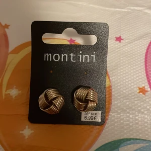 Oanvända örhängen  - Säljer ett par oanvända guldfärgade Örhängen, märke montini. Original pris 59kr och jag säljer dom för 10kr+frakt 19kr. Dom är i nytt skick (aldrig använda) 💕