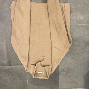 Beige Långärmad polo tröja - Säljer denna beigea polo långärmad tröja från Zara i storleken S. Den är i Skick 10/10. Hör av er vid minsta fundering!💫