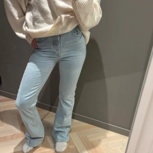 Ljusblå bootcut jeans - Säljer dessa jätte snygga ljusblå bootcut jeans med hög midja. Storlek 32