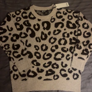 Leopard tröja  - En beige/brun leopard tröja med märket Sophyline, köpt på missäy. Ny med prislapp, kostar 400 kr, säljer för 300kr.