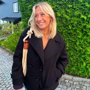 Design by si kappa svart med knappar - Snygg trendig kappa från Design by Si. Ny pris 757kr. Kappan är i mycket bra sick och har inte några täcken på användning. Kan diskutera pris.