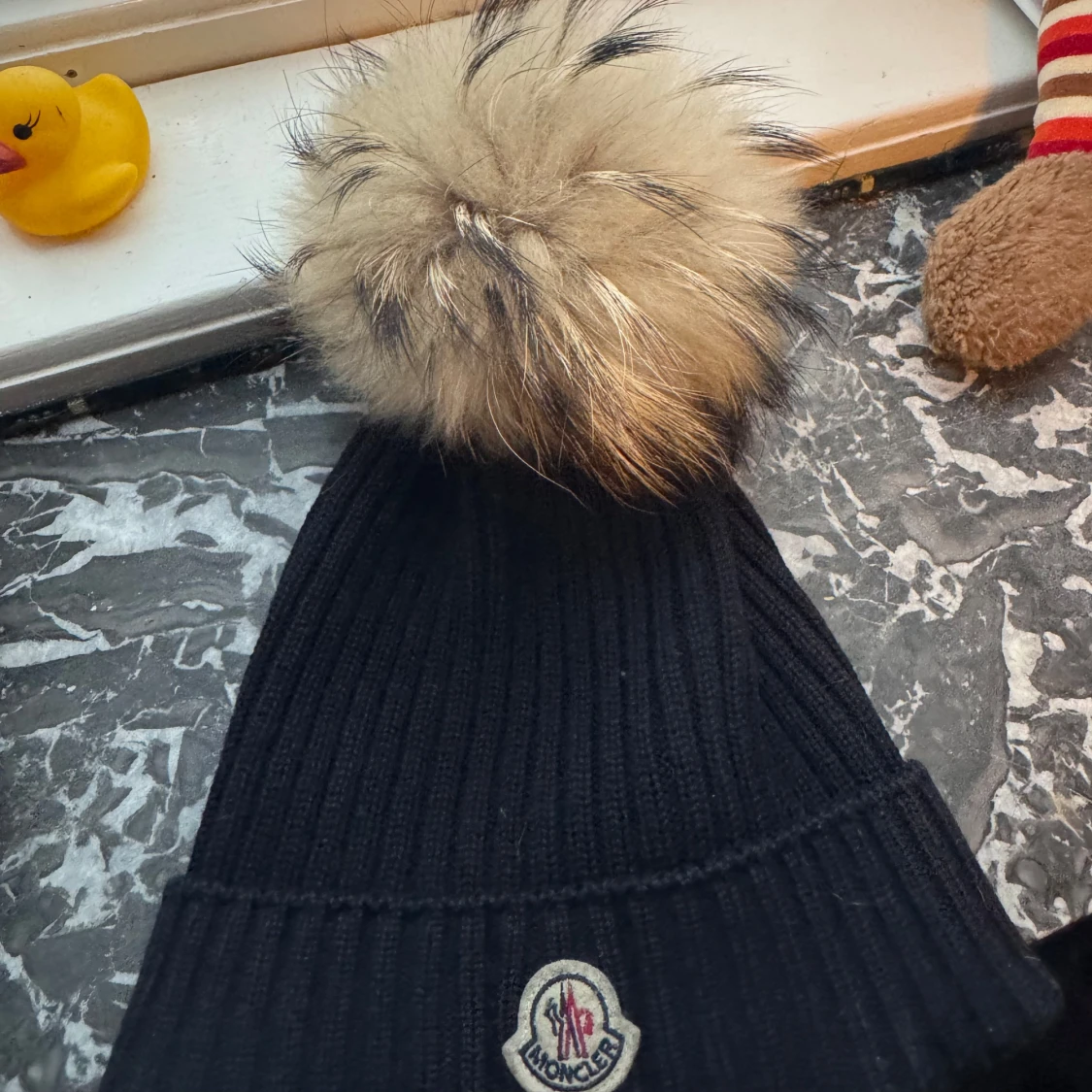 Svart mössa  från Moncler