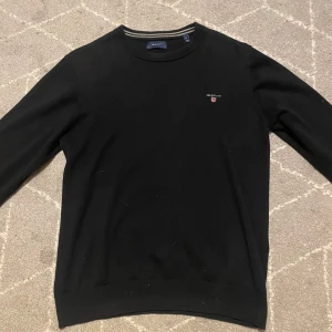 GANT tröja - Snygg mörkblå sweatshirt från GANT med rund halsringning. Köpt i butik för 900kr, mitt pris 299kr! Storlek M och har slim passform. ✅