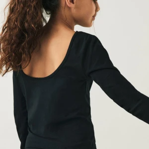 Open back top - Svart open back top från Gina Tricot, nästan oandvänd💓lapp bortklippt men den sitter som en xs/s!