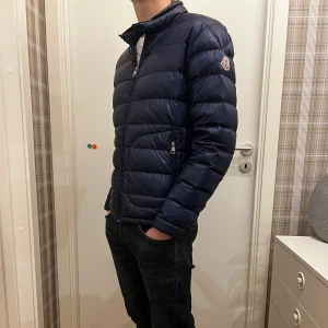 Moncler jacka - Säljer en Moncler jacka i modellen Acorus. Jackan är i mycket bra skick. Inga defekter eller skavanker. Den är i storlek 1 modellen på bilden är 170 cm. Nypris på denna jackan ligger på runt 13 k. Jag köpte den på Garmets Market och använt den fåtal gånger sedan dess.  Självklart äkta kvitto finns digitalt kvitto. Byte kan vara intressant. Vid snabb affär kan priset diskuteras. Har du några funderingar är det bara att kontakta mig via PM🔥