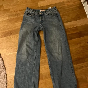 Blå jeans från ONLY - Snygga blå jeans från ONLY med en klassisk femficksdesign. De har en rak passform och är tillverkade i denim. Perfekta för en avslappnad stil. De är lågmidjade och så himla fina. De är strlk. 26/30. Hör av er med frågor osv! Priset går att diskuteras ❤️❤️