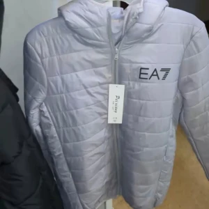 Vit quiltad jacka  EA7 - Snygg vit quiltad jacka från EA7 med dragkedja och huva. Aldrig använd heller