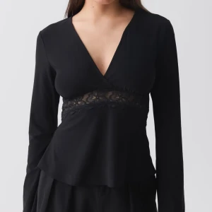 svart gina topp - super snygg svart gina topp, helt ny aldrig använd! säljer då jag köpte fel storlek och gick tyvär inte att byta. Löser Köp nu vid intresse🙏🏼