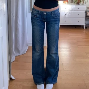 Blå låg midjade bootcut jeans - Snygga blå bootcut jeans med låg midja. De är i nytt skick och sitter jätte fint. Kontakta helst innan ni trycker på köp nu💓💓 midja: 46 innerben: 85