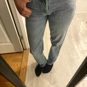 Blå jeans från Lager 157 - Säljer ett par klassiska blå Levis jeans i modell 501. De har en straight passform och midwaist fit, perfekt för en avslappnad stil. Jeansen har fem fickor och knappar i gylfen.