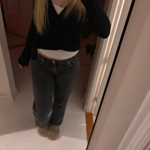 Gråa jeans - Jeans med en rak passform som är perfekta för vardagen. De är midwaist och har en enkel knapp- och dragkedjestängning. Från weekday och används inte💕