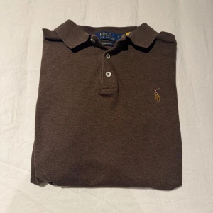 Ralph lauren piké - Ralph lauren piké i ”mjukare” material än std. Super skön och perfekt på sommarn. Storlek M men skulle säga att den sitter mer som S