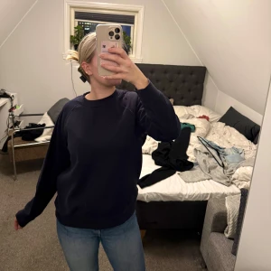 Mörkblå sweatshirt - Snygg basic mörkblå sweatshirt från h&m, knappt använd så den är i ett mycket bra skick💕passar till både tjej och kille👫