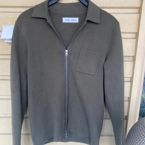 Tjocktröja från Samsøe Samsøe - Tjena! Säljer nu denna fina tröja ifrån Samsøe Samsøe då den knappt har kommit till användning på grund av att den inte riktigt passade. Inga defekter eller liknande. Tröjan köptes på NK under våren 2024 och varit sällan använd (3-5 gånger). Kvitto finns!                                                        Har du några frågor eller funderingar är det bara att höra av dig! Priset kan diskuteras vid snabb affär!                                                 MVH Alexander