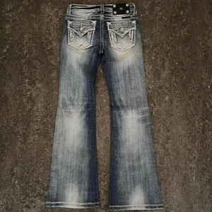 Miss Me Jeans - Midjemått rakt över: 31                                                   Innerbenslängd: 68 