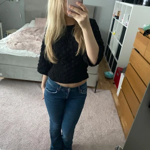 Blå low waist jeans med bootcut - Snygga blå jeans med bootcut och låg midja. Perfekta för en vardags och fest look. De är sydda för att bli ännu mer low waist och är klippta på slutet av benet💕Innerbenslängd:82cm