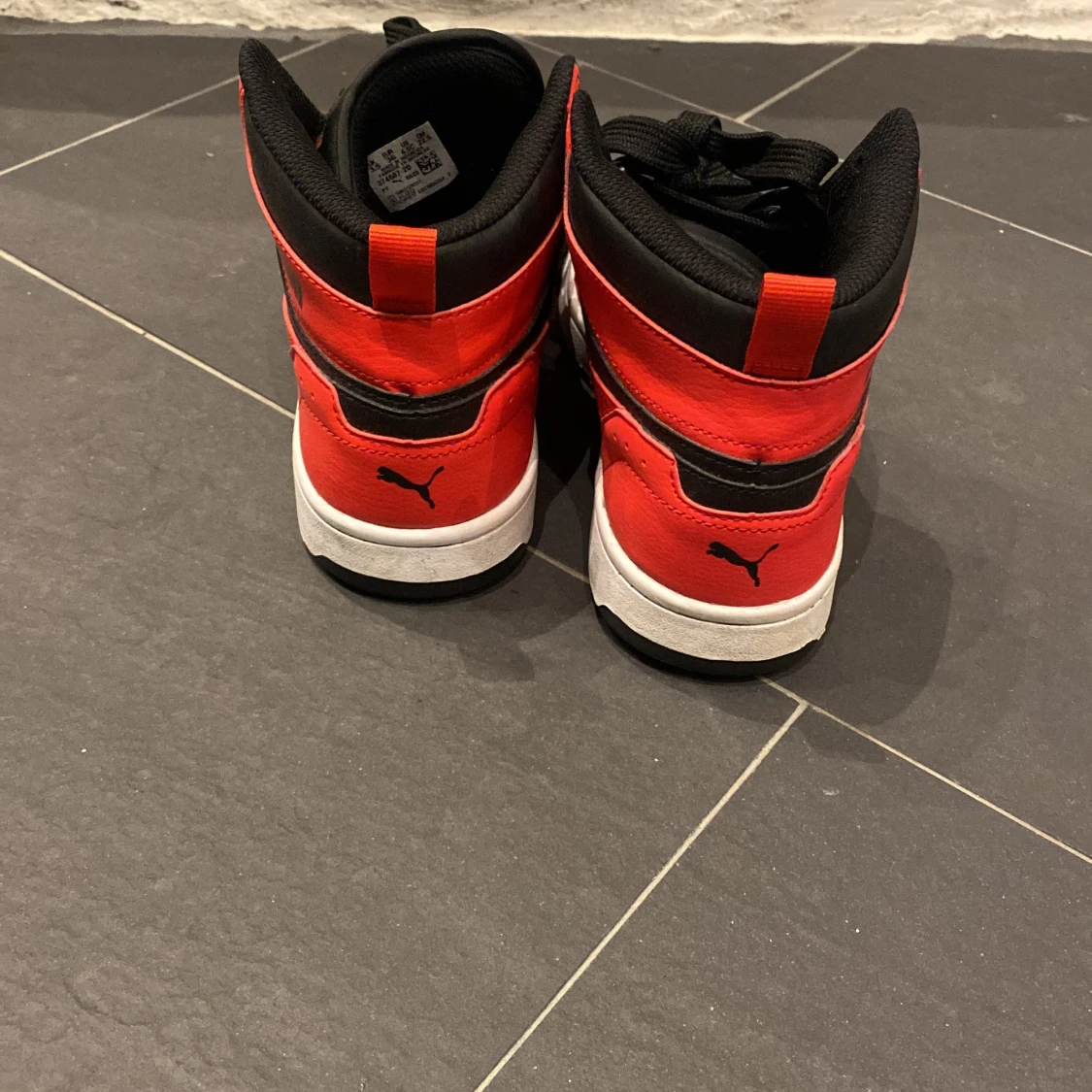 Svarta och röda sneakers från Puma - 91